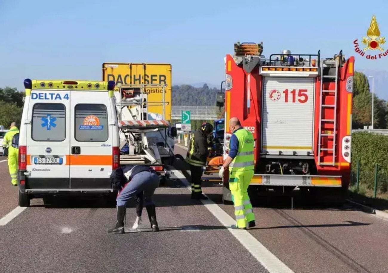 Disastro in A4 tra Torino e Milano, incidente provoca quattro morti e un ferito. La causa? L&rsquo;ipotesi &egrave; un&rsquo;auto in contromano. Ecco la situazione e le ripercussioni sul traffico