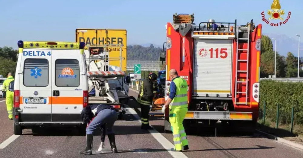 Disastro in A4 tra Torino e Milano, incidente provoca quattro morti e un ferito. La causa? L&rsquo;ipotesi &egrave; un&rsquo;auto in contromano. Ecco la situazione e le ripercussioni sul traffico