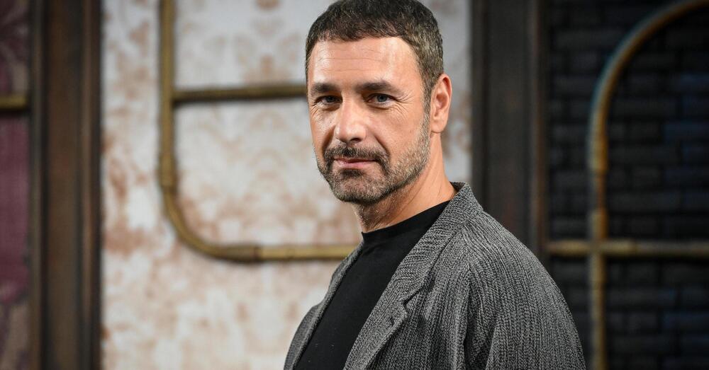 MESSAGGI SPACCANTI. Caso Raoul Bova-Ceretti (e il pr Monzino), estorsione di chi? Fabrizio Corona risponde alle accuse dopo Falsissimo: &ldquo;Mi hanno dato il materiale per far diventare famosa Martina&rdquo;. E la droga? &ldquo;Roba da film splatter&rdquo;
