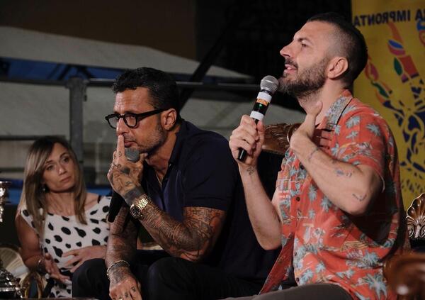 Moreno Pisto e Fabrizio Corona spaccano il Salotto d&#039;Europa di Pontremoli: tutte le cose gravissime che hanno detto su giornalisti, Temptation Island, libert&agrave;, Garlasco, politica e rivoluzione