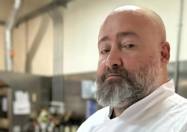 Ok &quot;I burger&quot;, ma Cicciogamer89 sa farlo il ristoratore? Risponde Chef Guido Mori: &quot;Gli consiglierei di vendere l&#039;attivit&agrave; prima di fare altri danni&quot;. E sui peli nel panino recensito da Franchino Er Criminale...