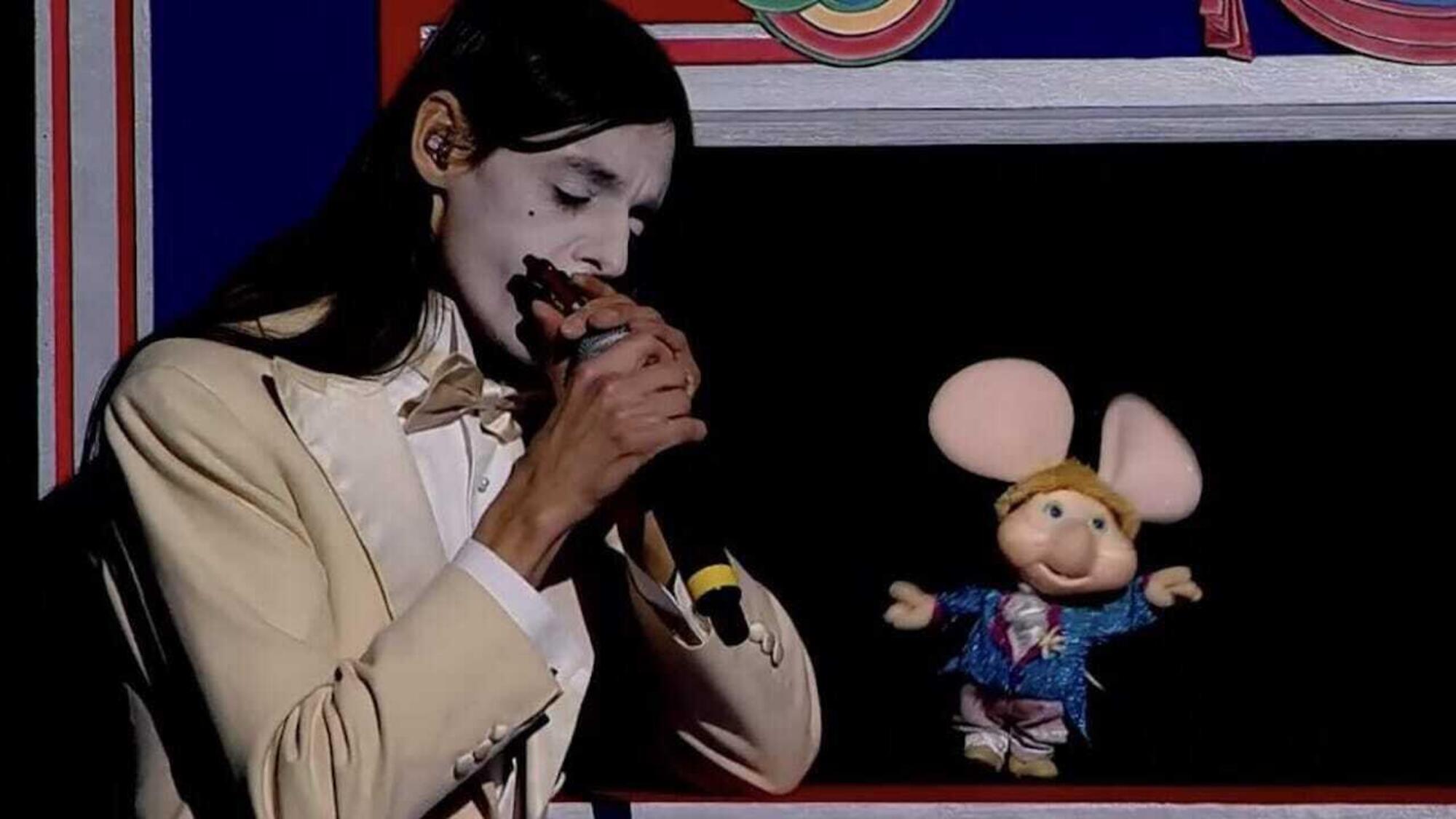 Lucio Corsi in duetto con Topi Gigio a Sanremo 2025