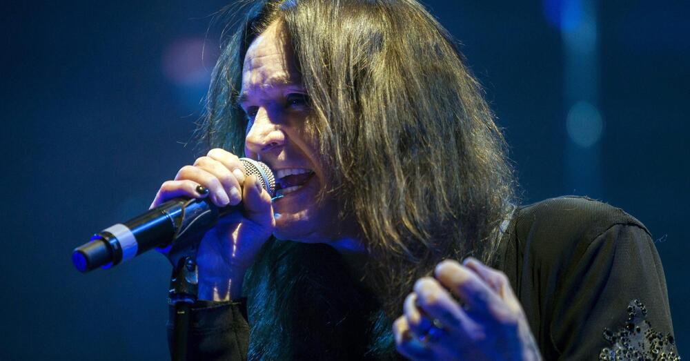 DAL RE AL PRINCIPE DELLE TENEBRE. Per Ozzy Osbourne Buckingham Palace si d&agrave; al metal: sentite come suona Paranoid dei Black Sabbath al cambio della guardia [VIDEO]