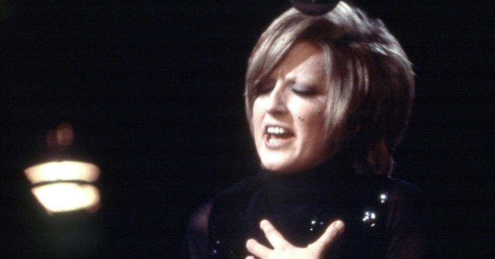BOOM. Mina a 85 anni spacca ancora il cu*o a tutti? Il nuovo album &ldquo;riciclato&rdquo; e &ldquo;genderless&rdquo;? Trapper e cantanti, prendete nota. E Pel&ugrave; e Gabbani&hellip;