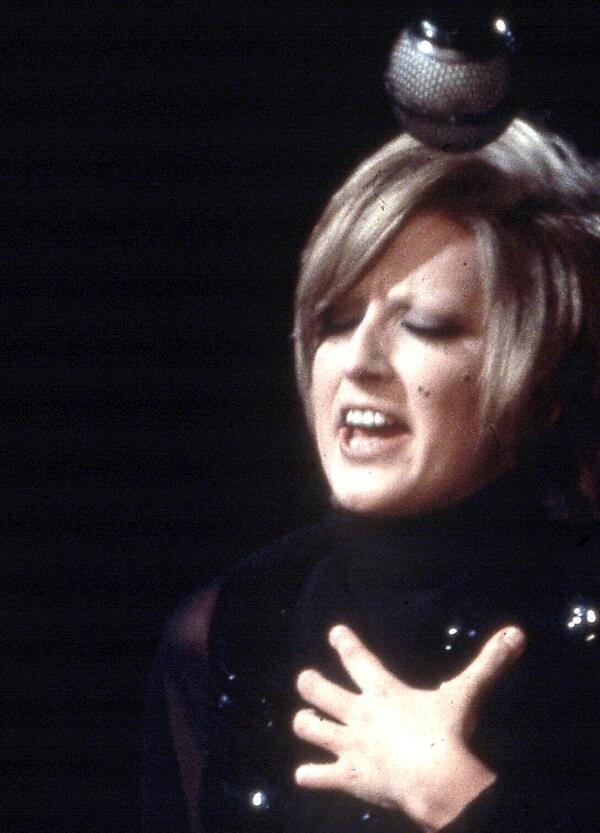 Mina a 85 anni spacca ancora il cu*o a tutti? Il nuovo album &ldquo;riciclato&rdquo; e &ldquo;genderless&rdquo;