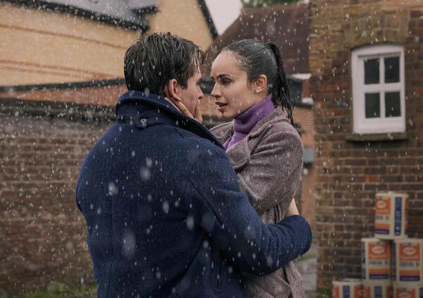 Abbiamo visto il film &ldquo;Il mio anno a Oxford&rdquo; con Sofia Carson e Corey Mylchreest su Netflix, ma com&rsquo;&egrave;? &Egrave; l&rsquo;ennesima storia d&#039;amore con cui &ldquo;farsi del male&rdquo;?