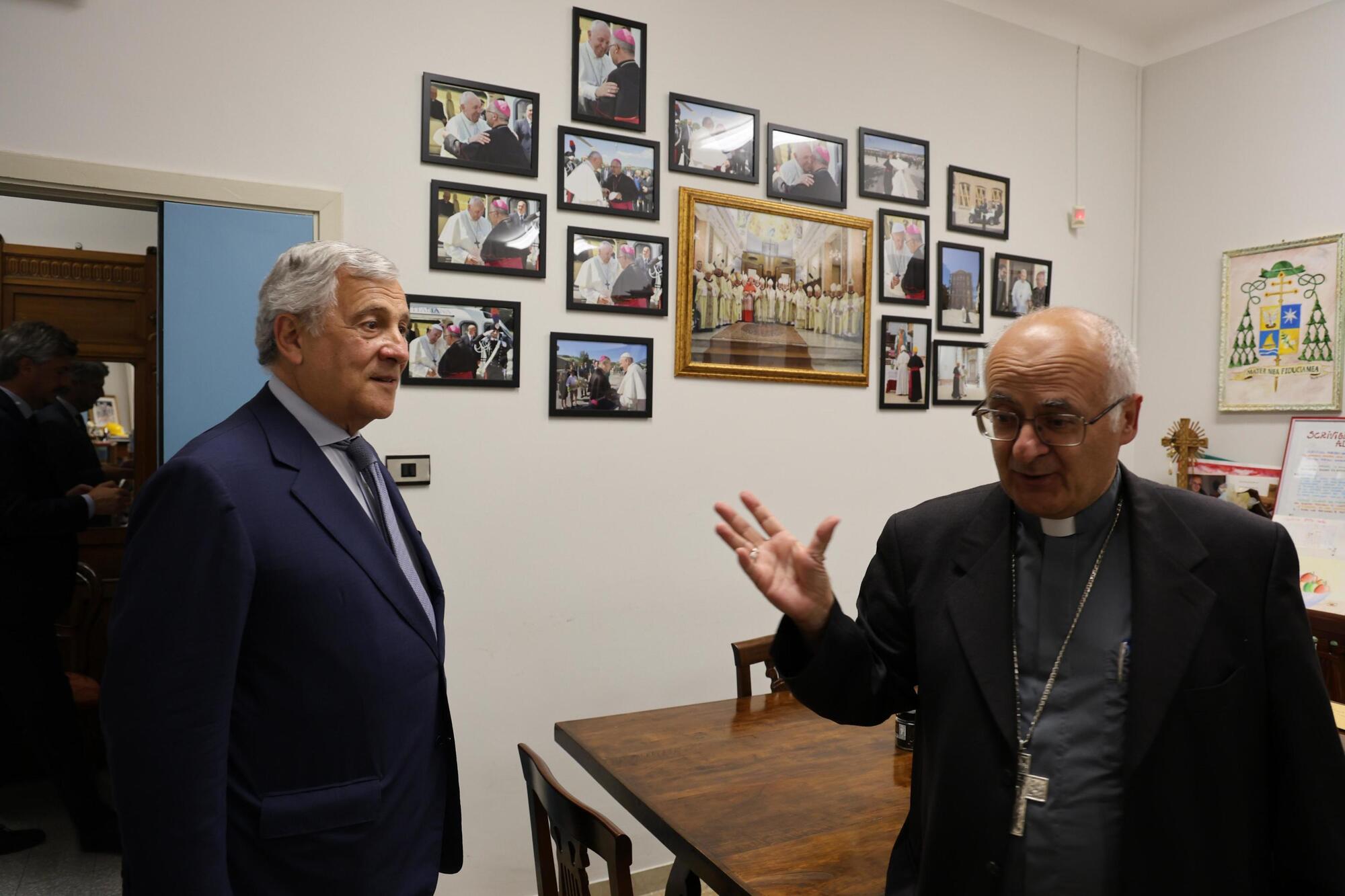 L'arcivescovo Francesco Massare durante una visita del ministro Antonio Tajani a Camerino