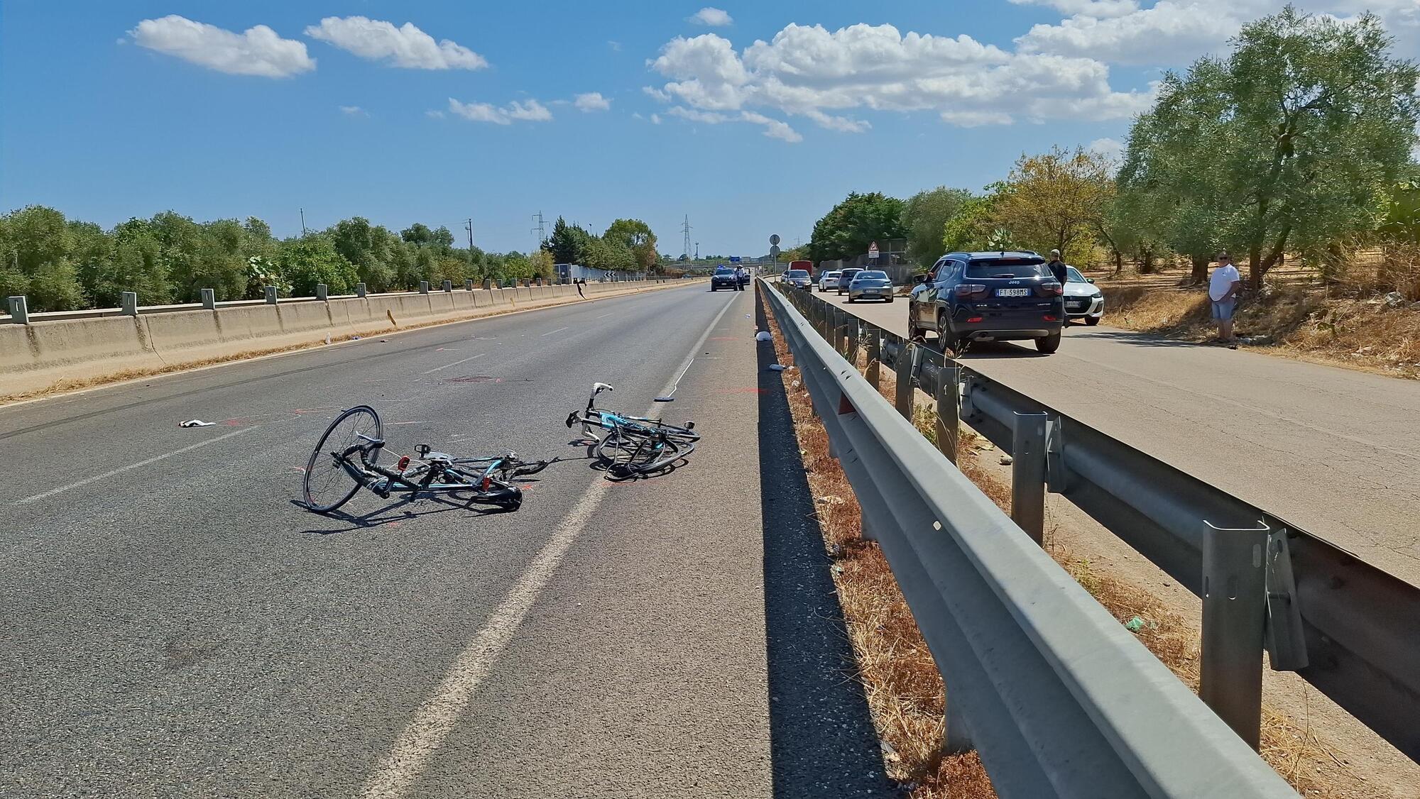 Il luogo in cui tre ciclisti sono morti in un incidente stradale avvenuto sulla provinciale 231 in direzione sud, all&#039;altezza di Terlizzi, in provincia di Bari. I tre intorno alle 8.30 sono stati travolti e uccisi dal conducente di una Lancia Delta c