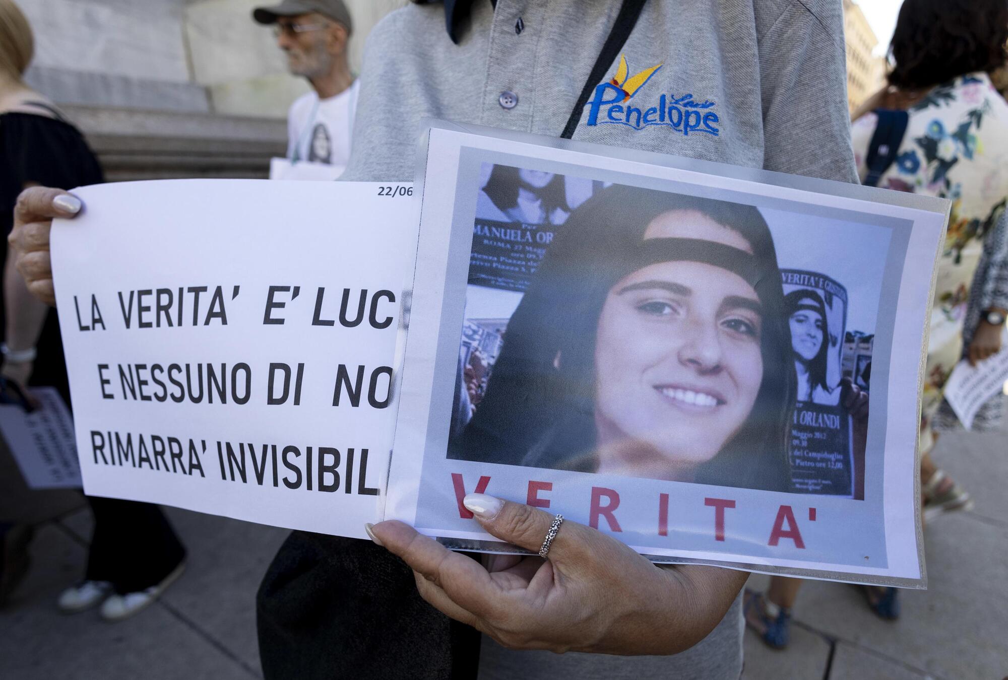 Un cartello in ricordo di Emanuela Orlandi