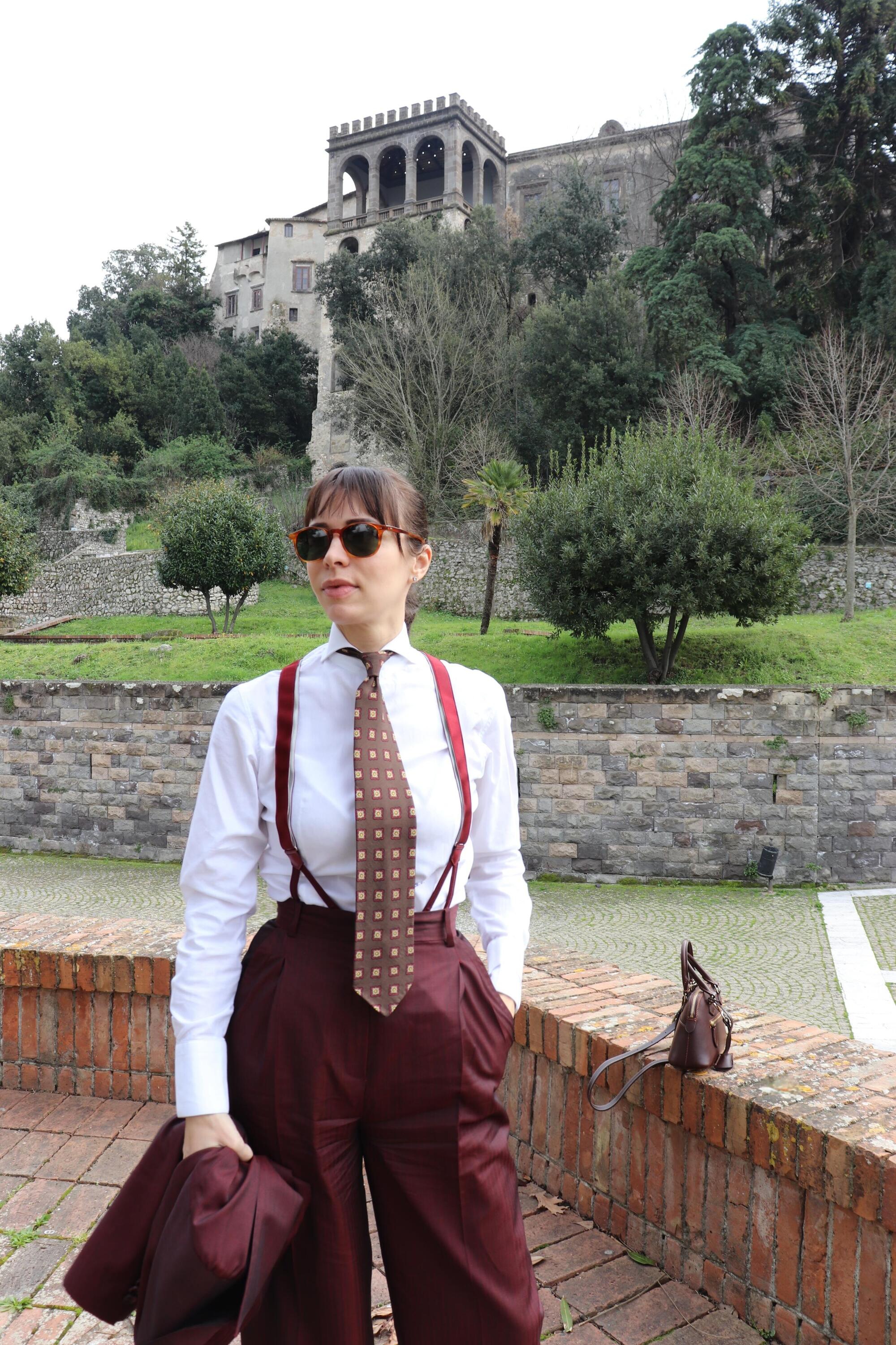 Beatrice Giglie e il &quot;bondage di stile&quot; delle bretelle
