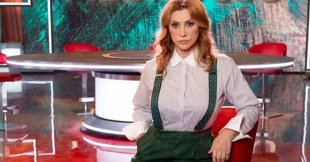 Elogio delle bretelle di Manuela Moreno: ATTO DI RESISTENZA AL SESSISMO! Dalla conduttrice di Filorosso su Rai 3 a George Sand, Colette e Vittoria Colonna: il nuovo femminismo passa dall&rsquo;armadio?