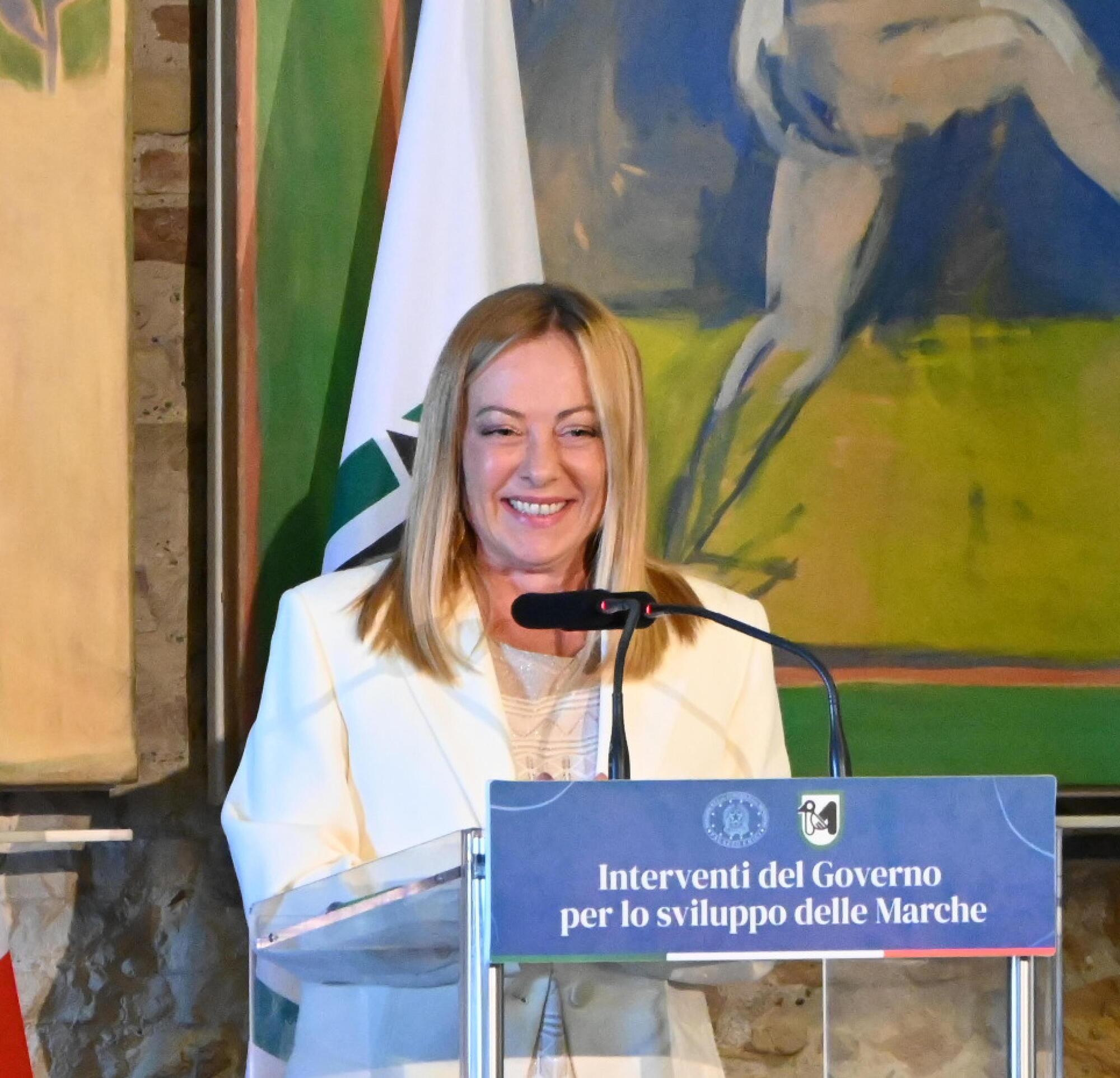 Giorgia Meloni durante l&#039;incontro nelle Marche