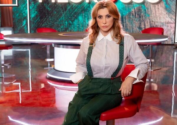 Elogio delle bretelle di Manuela Moreno: ATTO DI RESISTENZA AL SESSISMO! Dalla conduttrice di Filorosso su Rai 3 a George Sand, Colette e Vittoria Colonna: il nuovo femminismo passa dall&rsquo;armadio?