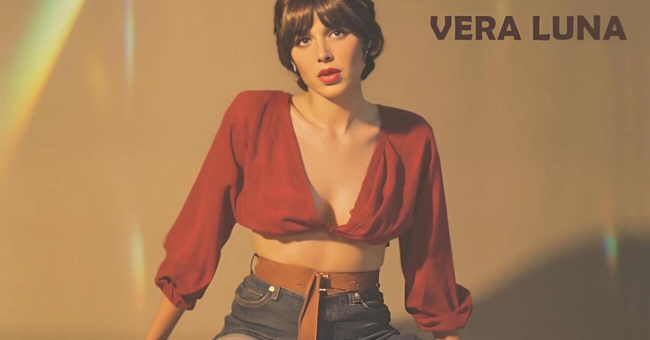 &quot;APRIMI IL CU*O&quot; &egrave; il tormentone dell&#039;estate 2025? Tutto quello che sappiamo sulla canzone virale sui social (TikTok) e su Vera Luna, artista (vera o fake?) che stuzzica la sonnacchiosa estate pop 