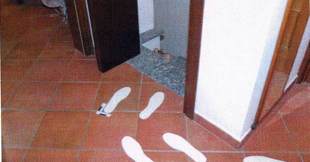 Omicidio Poggi, L&#039;ARMA ERA IL PORTAVASO? La ricostruzione di Manieri: &quot;Non c&#039;&egrave; stato un solo assalitore e alcune impronte non coincidono con le scarpe di Stasi&quot;. E sulla scena del crimine a Garlasco e le foto al corpo di Chiara...