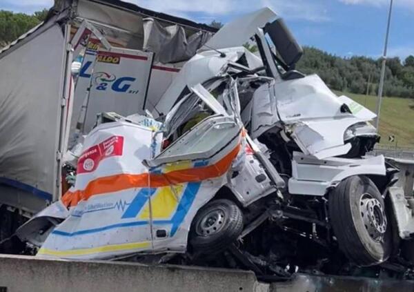 Come si fa a morire a 18 anni rubando una Porsche? Mentre tutti parlano dell&#039;incidente in A1, c&#039;&egrave; anche il disastro dei tre ragazzi Rom (con gogna social)
