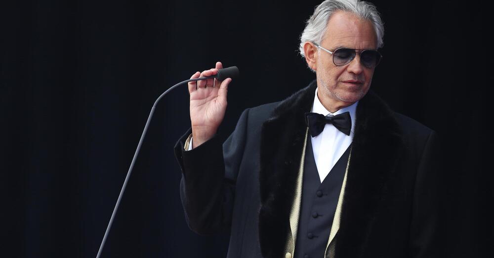 Perch&eacute; il meme su ANDREA BOCELLI &quot;DETECTIVE&quot;, il pi&ugrave; virale dell&#039;estate, non fa ridere. E neanche la mobilitazione &quot;istituzionale&quot; per recuperare lo zaino di un Vip (se fosse stato il vostro?)