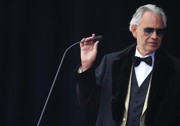Perch&eacute; il meme su ANDREA BOCELLI &quot;DETECTIVE&quot;, il pi&ugrave; virale dell&#039;estate, non fa ridere. E neanche la mobilitazione &quot;istituzionale&quot; per recuperare lo zaino di un Vip (se fosse stato il vostro?)