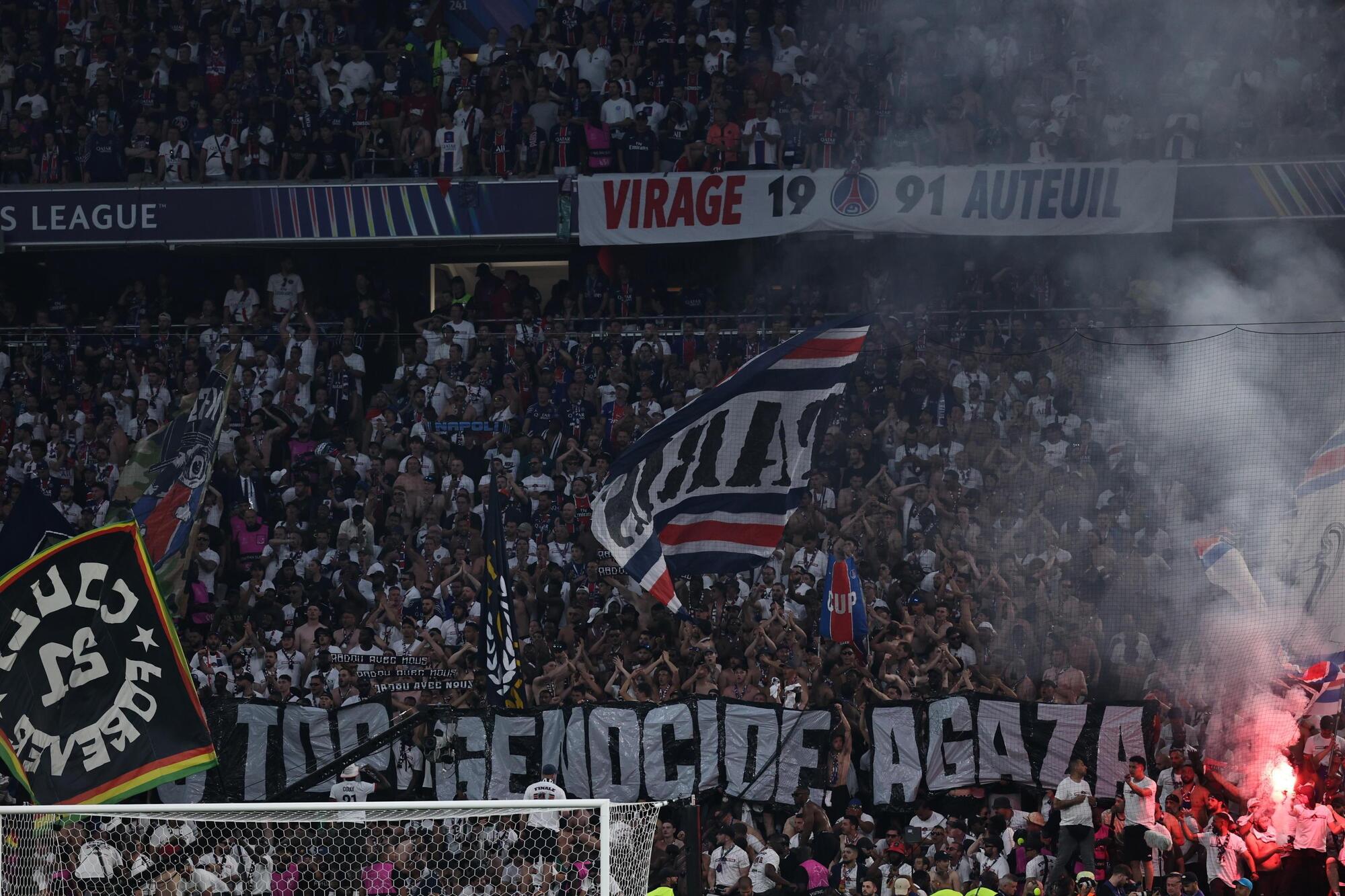 Lo striscione dei tifosi del Psg contro il genocidio