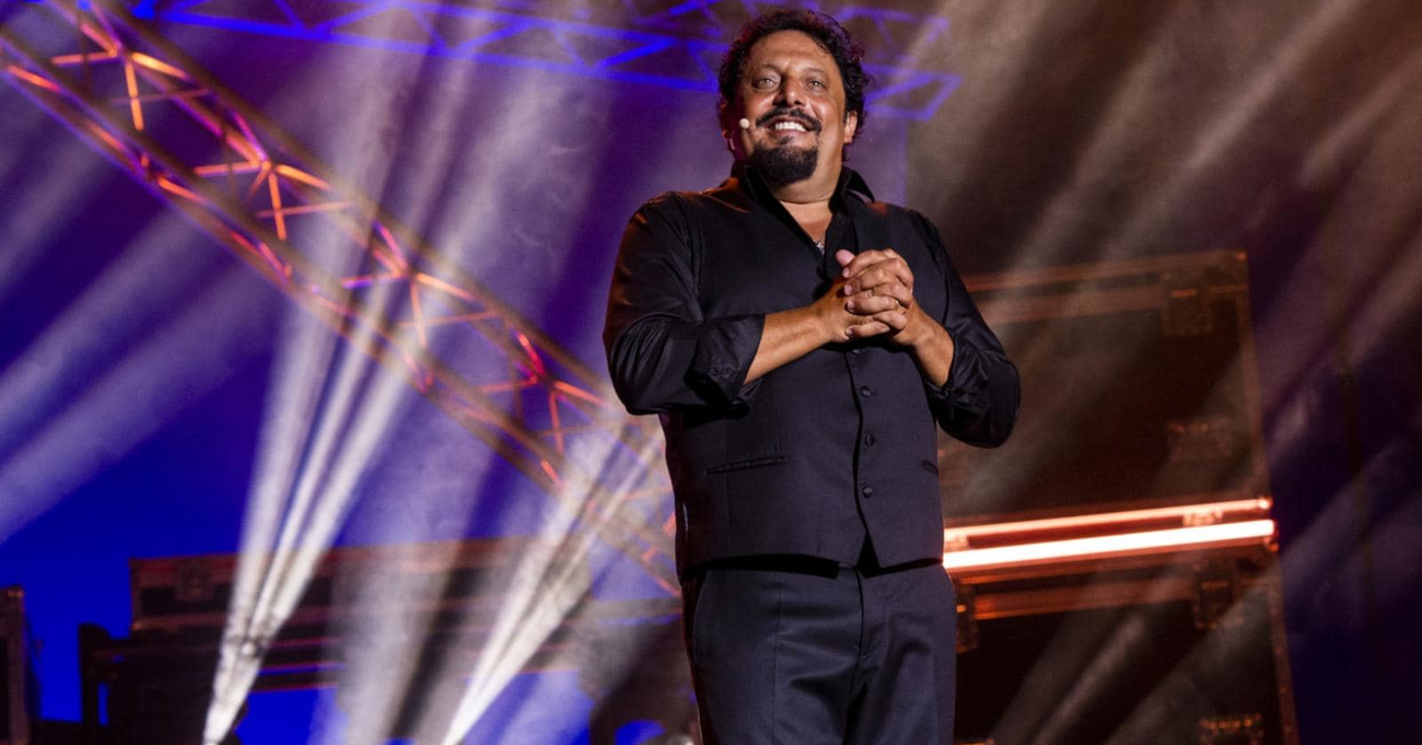 Abbiamo visto Ma&hellip; Diamoci del tour! In Europa, lo spettacolo di Enrico Brignano su Rai 2, ma com&rsquo;&egrave;? La comicit&agrave; (romana) lo salva, ma il ruolo di Cicerone fallisce: dove sono gli italiani all&rsquo;estero? 