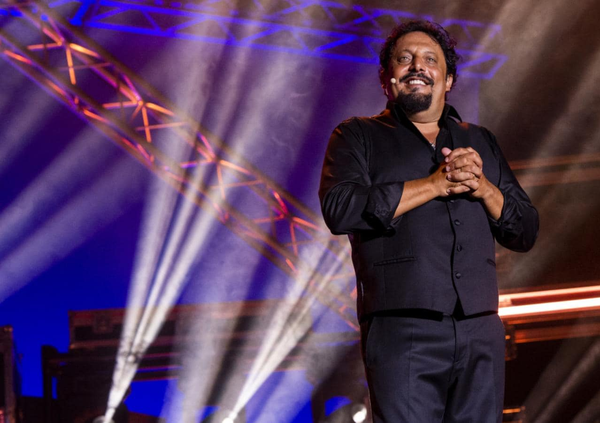 Abbiamo visto Ma&hellip; Diamoci del tour! In Europa, lo spettacolo di Enrico Brignano su Rai 2, ma com&rsquo;&egrave;? La comicit&agrave; (romana) lo salva, ma il ruolo di Cicerone fallisce: dove sono gli italiani all&rsquo;estero? 