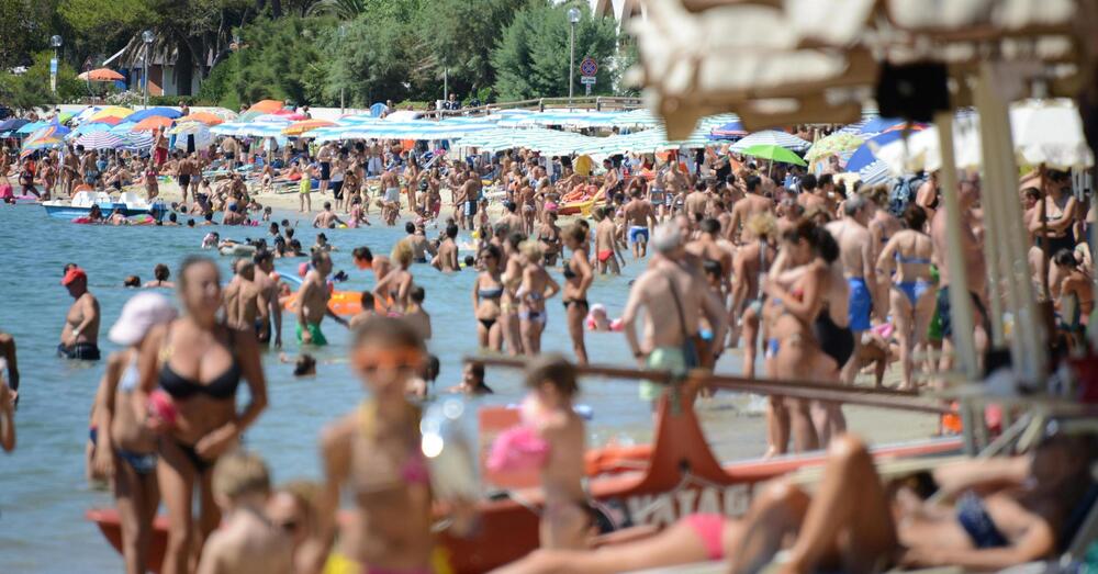 Se il TURISMO &Egrave; IN CALO &egrave; colpa dei &quot;poveri italiani&quot;? Pinuccio (Striscia la notizia) non ci sta e attacca i lidi: &quot;Le spiagge libere sono piene, perch&eacute; pagare un panino 12 euro &egrave; da cogl*oni!&quot;