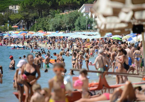 Se il TURISMO &Egrave; IN CALO &egrave; colpa dei &quot;poveri italiani&quot;? Pinuccio (Striscia la notizia) non ci sta e attacca i lidi: &quot;Le spiagge libere sono piene, perch&eacute; pagare un panino 12 euro &egrave; da cogl*oni!&quot;