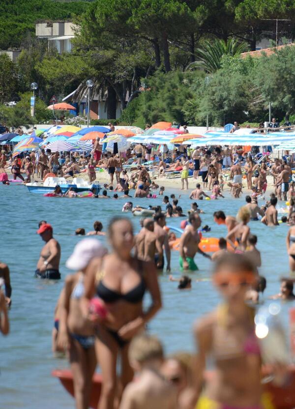 Se il TURISMO &Egrave; IN CALO &egrave; colpa dei &quot;poveri italiani&quot;? Pinuccio (Striscia la notizia) non ci sta e attacca i lidi: &quot;Le spiagge libere sono piene, perch&eacute; pagare un panino 12 euro &egrave; da cogl*oni!&quot;