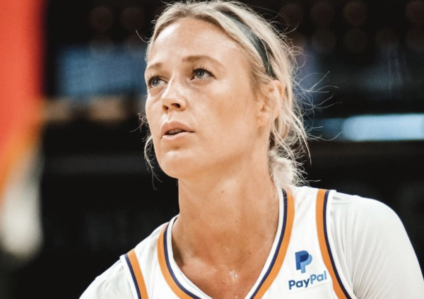 OH, CAZ*O (FINTO)! Ma cos&rsquo;&egrave; questa storia dei dildo lanciati alle giocatrici della WNba durante le partite? L&rsquo;ultimo caso ha colpito Sophie Cunnigham e... [VIDEO]
