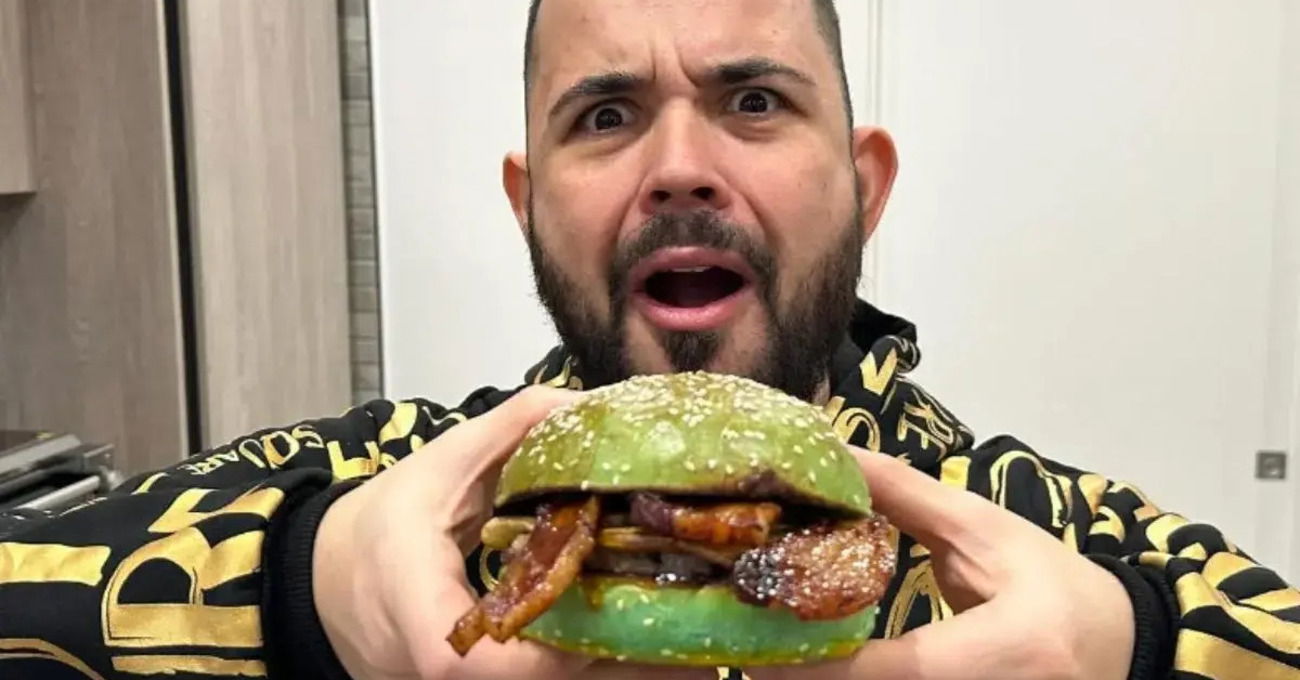 Ok, ma che caz*o succede con i burger di Cicciogamer89 a Roma? Dalle critiche di Franchino er criminale e Giulia &ldquo;Crossbow&rdquo; al pane &quot;con la muffa&quot; non conforme ritirato...