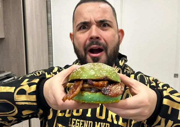 Ok, ma che caz*o succede con i burger di Cicciogamer89 a Roma? Dalle critiche di Franchino er criminale e Giulia &ldquo;Crossbow&rdquo; al pane &quot;con la muffa&quot; non conforme ritirato...