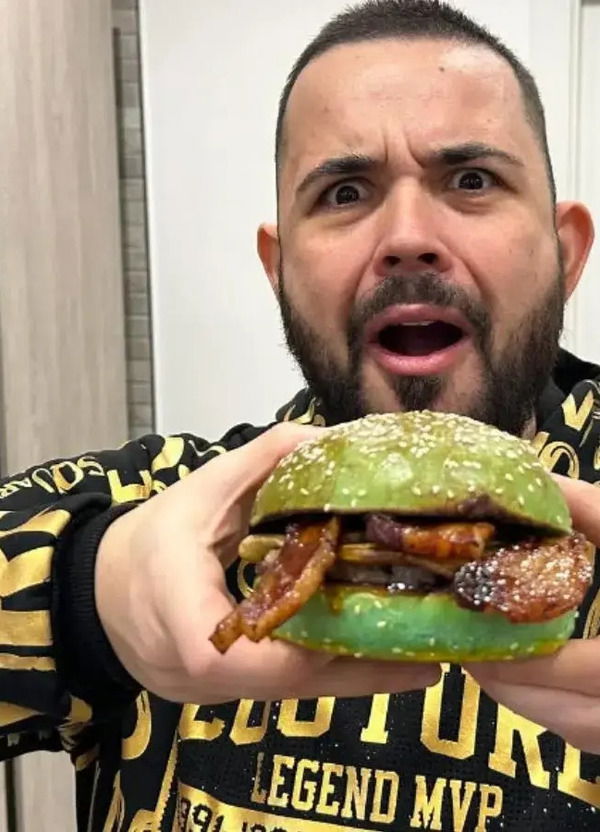 Ok, ma che caz*o succede con i burger di Cicciogamer89 a Roma? Dalle critiche di Franchino er criminale e Giulia &ldquo;Crossbow&rdquo; al pane &quot;con la muffa&quot; non conforme ritirato...