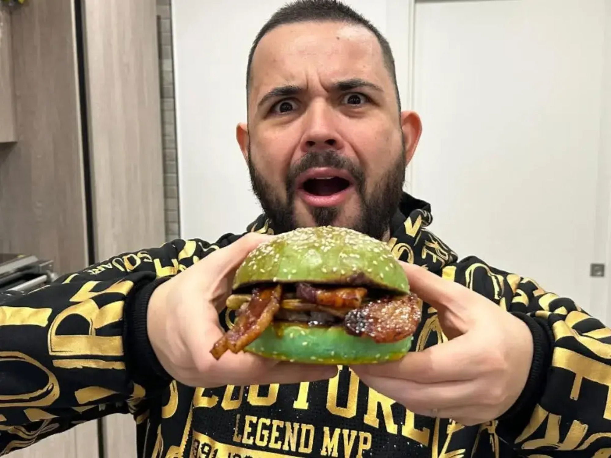 Ok, ma che caz*o succede con i burger di Cicciogamer89 a Roma? Dalle critiche di Franchino er criminale e Giulia “Crossbow” al pane "con la muffa" non conforme ritirato...