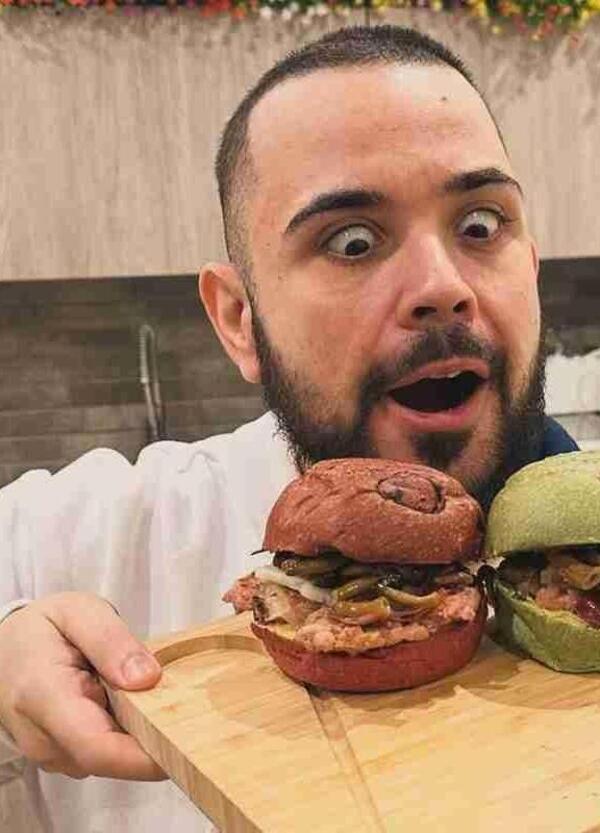 I Burger di CiccioGamer89 con la muffa sul pane? Chef Mori: &ldquo;Ecco i rischi. E penalmente...&rdquo;
