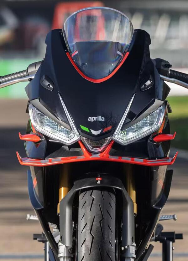 Aprilia RS660 Factory 2025: l&#039;equilibrio che fa godere