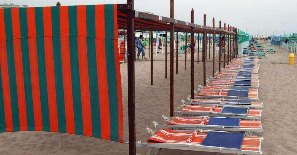 S&rsquo;&Egrave; ROTTO IL TURISMO? Crisi Rimini, spiagge vuote in Salento, Lazio e Toscana, ad Alassio fuga dagli ombrelloni (che costano come all-inclusive a Sharm) e la tassa di soggiorno... Perch&eacute; Santanch&egrave; dice il contrario?