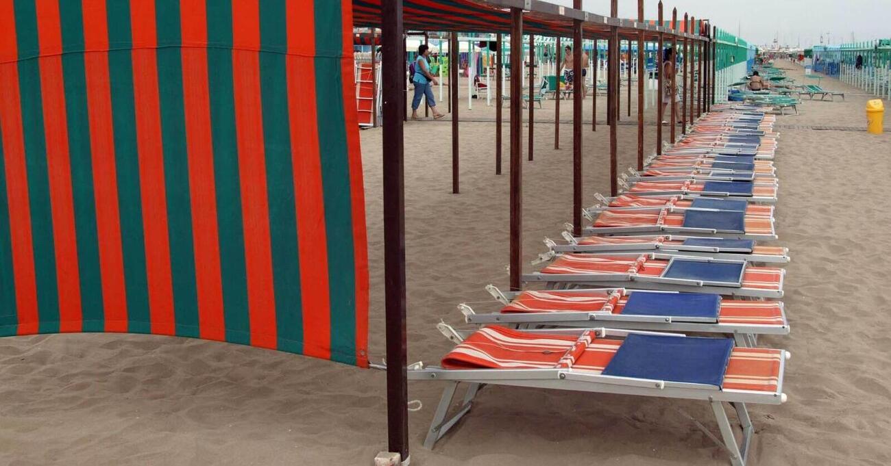 S&rsquo;&Egrave; ROTTO IL TURISMO? Crisi Rimini, spiagge vuote in Salento, Lazio e Toscana, ad Alassio fuga dagli ombrelloni (che costano come all-inclusive a Sharm) e la tassa di soggiorno... Perch&eacute; Santanch&egrave; dice il contrario?
