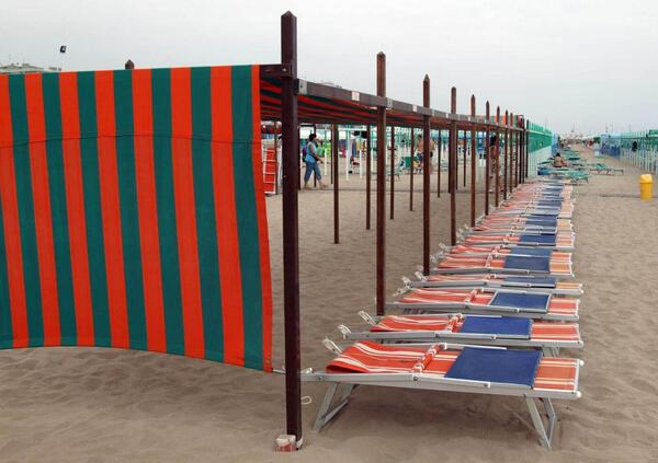 S&rsquo;&Egrave; ROTTO IL TURISMO? Crisi Rimini, spiagge vuote in Salento, Lazio e Toscana, ad Alassio fuga dagli ombrelloni (che costano come all-inclusive a Sharm) e la tassa di soggiorno... Perch&eacute; Santanch&egrave; dice il contrario?