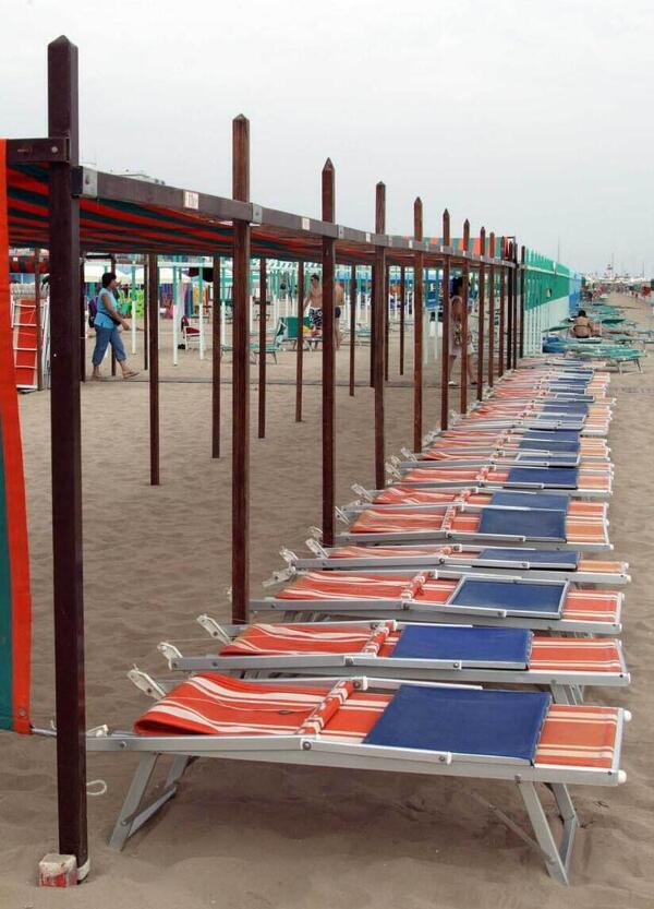 S’È ROTTO IL TURISMO? Crisi Rimini, spiagge vuote in Salento, Lazio e Toscana. E Santanché che dice?