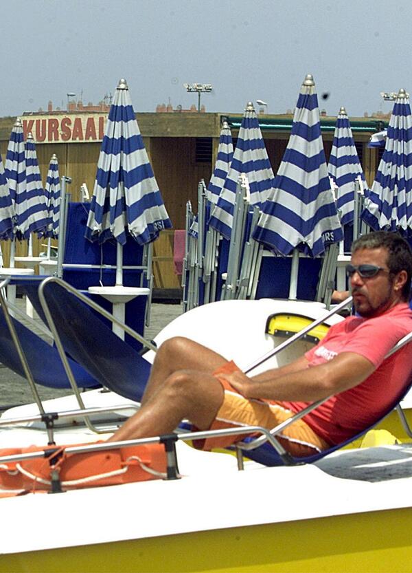Spiagge ai ricchi? La bomba di Naike: &ldquo;I LIDI HANNO ROTTO LE PALLE&rdquo;. E con Ornella Muti...