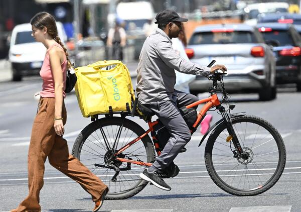 DELIVERY TROPPO EXPRESS. Auto? Moto? Motorini? No, le bici elettriche truccate dei rider, e la citt&agrave; diventa giungla d&#039;asfalto. Ma perch&eacute;? E chi controlla e multa?