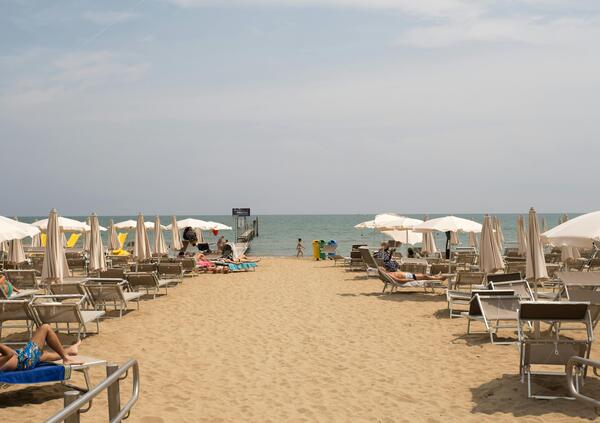 ANCHE IL TURISMO &Egrave; IN FERIE? Risponde Edoardo Raspelli: &ldquo;&Egrave; diventato una cosa per ricchi&rdquo;. Alle vacanze italiane di Dua Lipa, Paris Hilton e Kylie Jenner, il critico preferisce montagna e agriturismi. E su Firenze, Alassio e gli stabilimenti balneari...