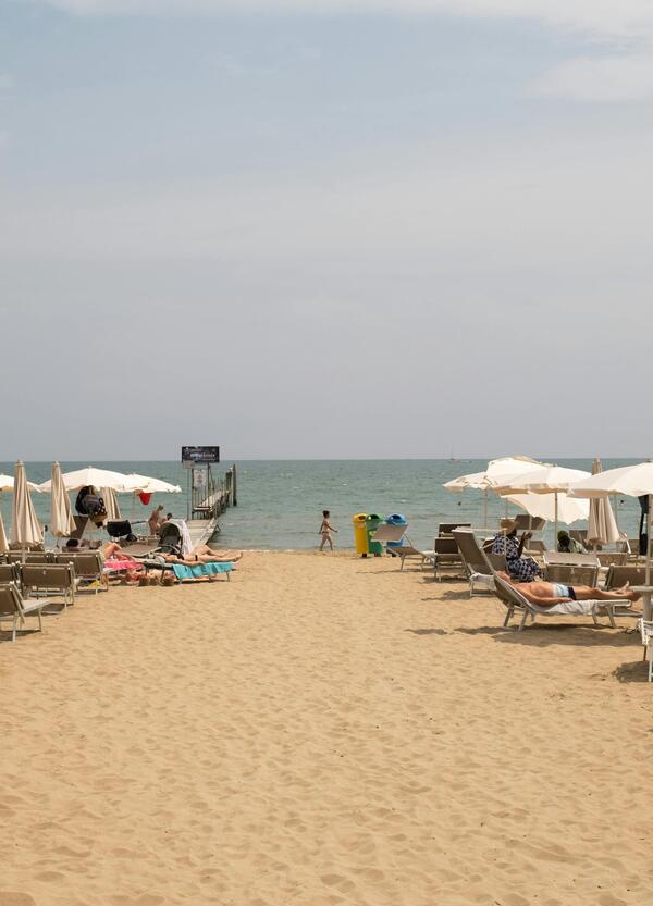 ANCHE IL TURISMO &Egrave; IN FERIE? Il critico Edoardo Raspelli: &ldquo;&Egrave; diventato una cosa per ricchi&rdquo;. Alle vacanze italiane di Dua Lipa, Paris Hilton e Kylie Jenner, preferisce montagna e agriturismi. E su Firenze, Alassio e le spiagge vuote...