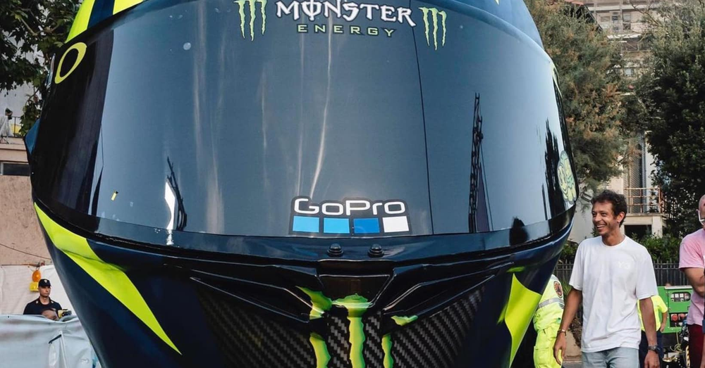 Il cascone di Valentino Rossi? &ldquo;Un monumento di spudorata idolatria circense, mammozzone, obbrobrio visivo&rdquo;: l&rsquo;attacco di Ceccarelli (Repubblica), che sul caso Ricci-Pesaro evoca anche Briatore, Santanch&egrave; e il Twiga&hellip;