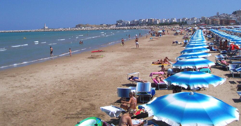 SPIAGGE VUOTE e TURISMO IN CRISI? Tutti i motivi di un DISASTRO ANNUNCIATO: dalla Calabria all&#039;Emilia-Romagna (passando per la Toscana) calo del 30%, ma per il ministro Santanch&eacute; &egrave; &quot;allarmismo&quot;