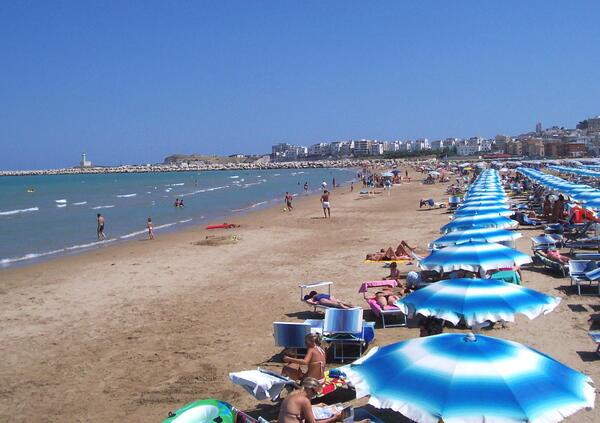 SPIAGGE VUOTE e TURISMO IN CRISI? Tutti i motivi di un DISASTRO ANNUNCIATO: dalla Calabria all&#039;Emilia-Romagna (passando per la Toscana) calo del 30%, ma per il ministro Santanch&eacute; &egrave; &quot;allarmismo&quot;