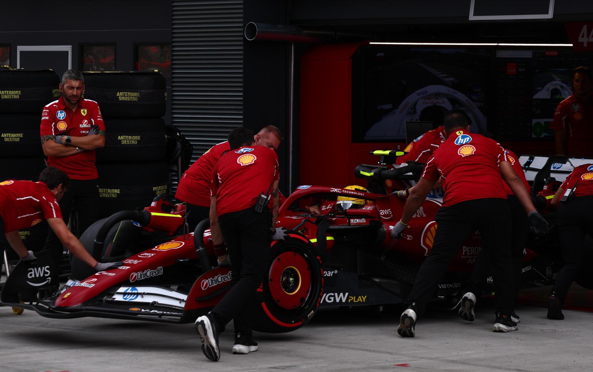 Lewis Hamilton rientra al box sconfitto dopo l&#039;eliminazione in qualifica in Ungheria