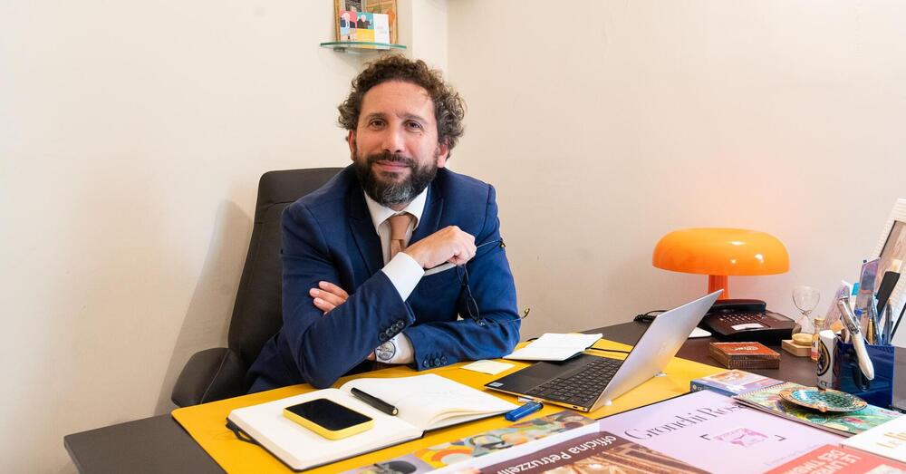 Polemiche e inchieste nella moda Made in Italy, l&rsquo;esperto Andrea Camaiora a MOW. Il fashion? &ldquo;Un settore arretrato. La crisi rischia di travolgerlo tutto&rdquo;. La responsabilit&agrave;? &ldquo;Sembra facile controllare, ma non lo &egrave;&rdquo;. E perch&eacute; le aziende stanno zitte?