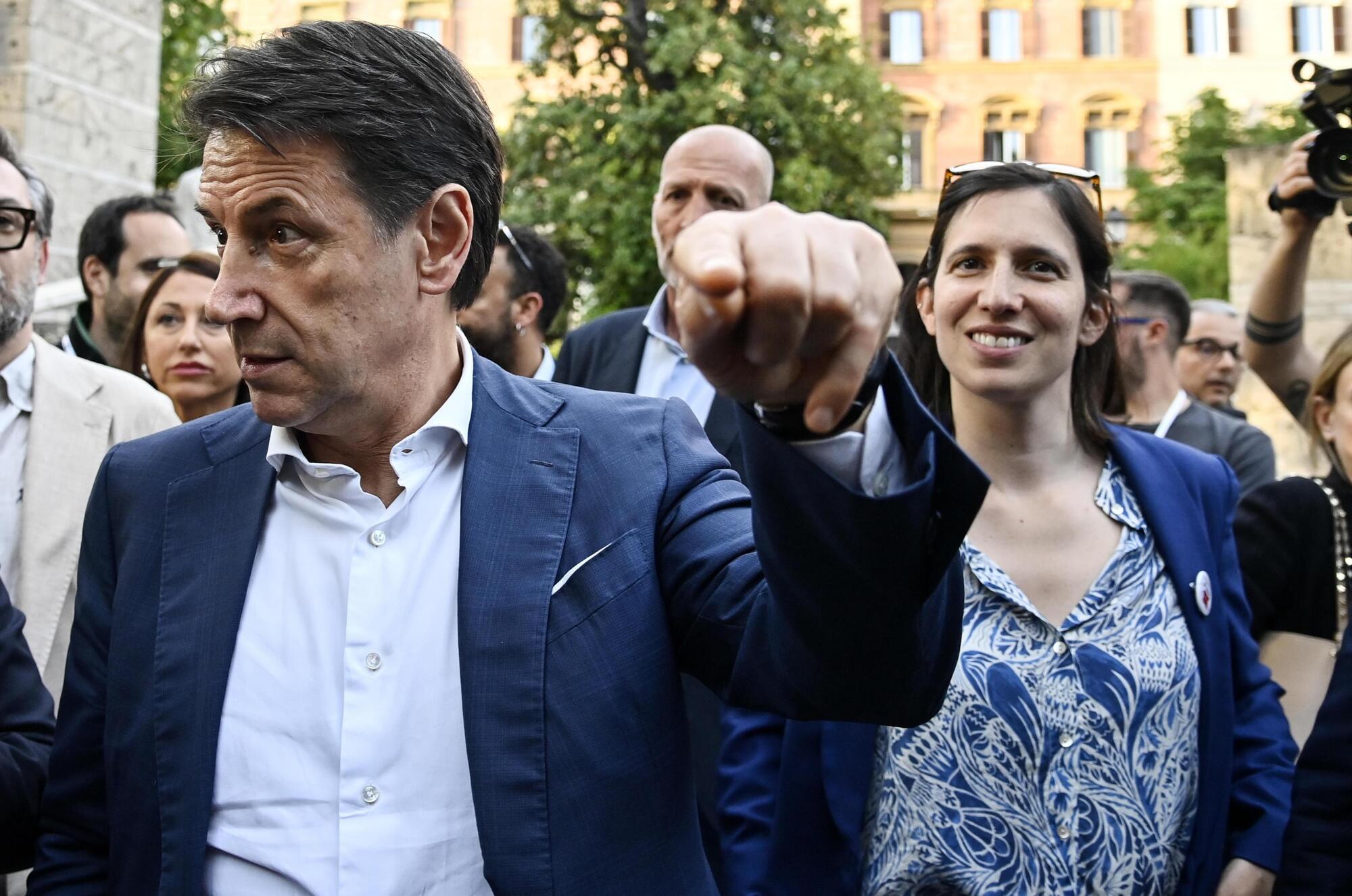 Giuseppe Conte con Elly Schlein