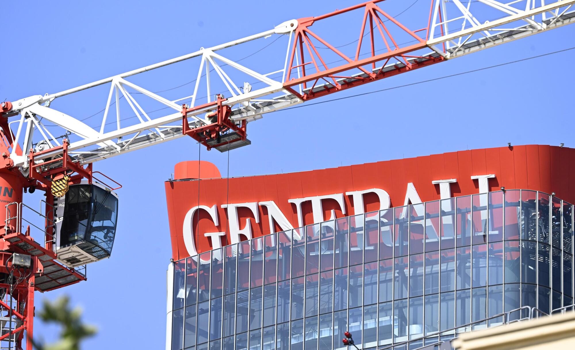 L'insegna inclinata di Generali sul grattacielo di City Life a Milano simbolo del declino della città?